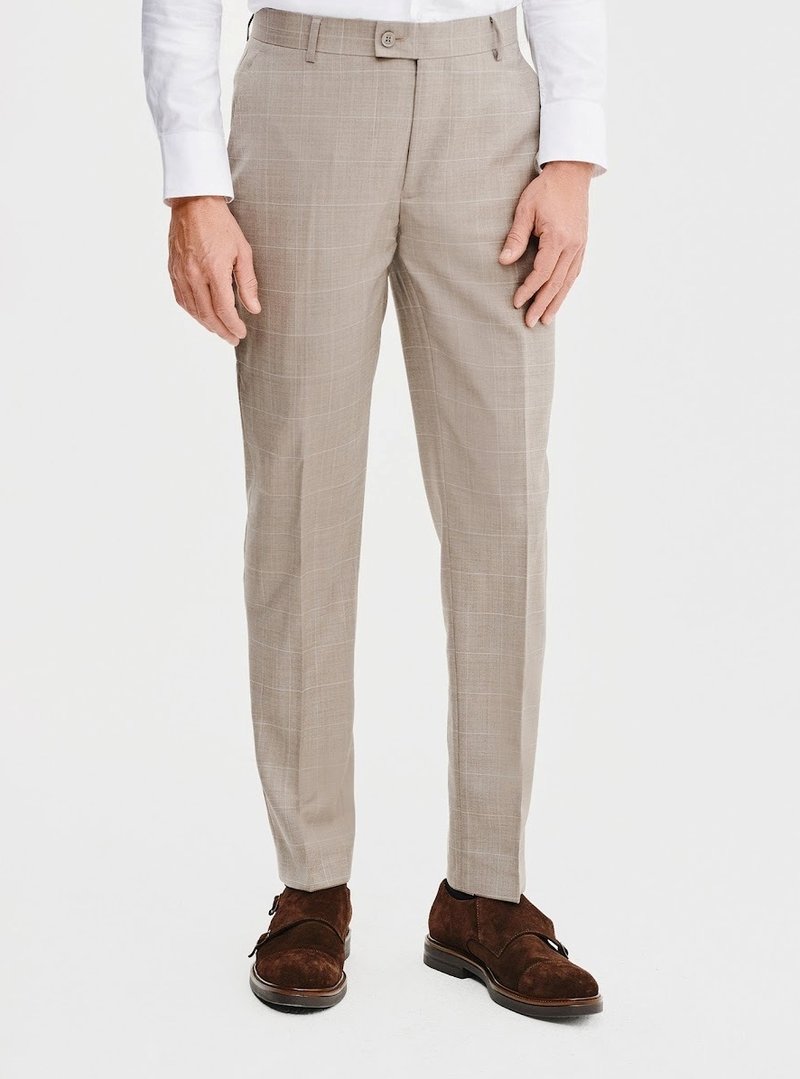 Beżowe spodnie o dopasowanym kroju z subtelnym wzorem w kratę, wykonane z teksturowanej tkaniny. Posiadają proste nogawki i zapięcie na guzik.