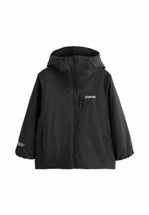 Veste imperméable noire avec capuche, fermeture éclair à l'avant, cordons de serrage ajustables et deux poches latérales ; accents de logo et poignets élastiques.
