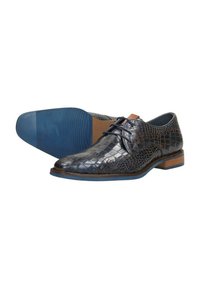 Donkerblauwe leren nette schoen met een krokodilpatroon, ronde neus en blauwe rubberen zool, met bruine accenten op de hak en het vetersysteem.