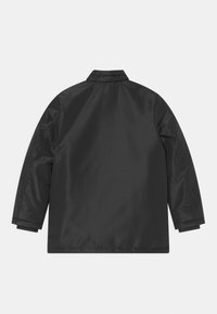 Černá bunda s hladkou, lesklou texturou, vysokým límcem a dlouhými rukávy. Design je minimalistický bez viditelného hardware nebo akcentů.