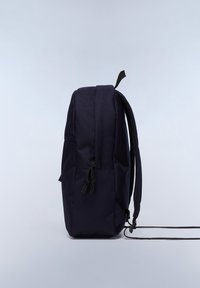 Zaino blu navy con forma rettangolare, realizzato in tessuto resistente. Presenta spallacci neri regolabili e un dettaglio esterno con cordoncino.