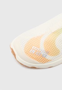 Lagane tenisice za trčanje s mrežastim gornjim dijelom koji ima gradijentni dizajn u narančastoj i žutoj boji. Fleksibilna gumena midsole i teksturirani detalji.