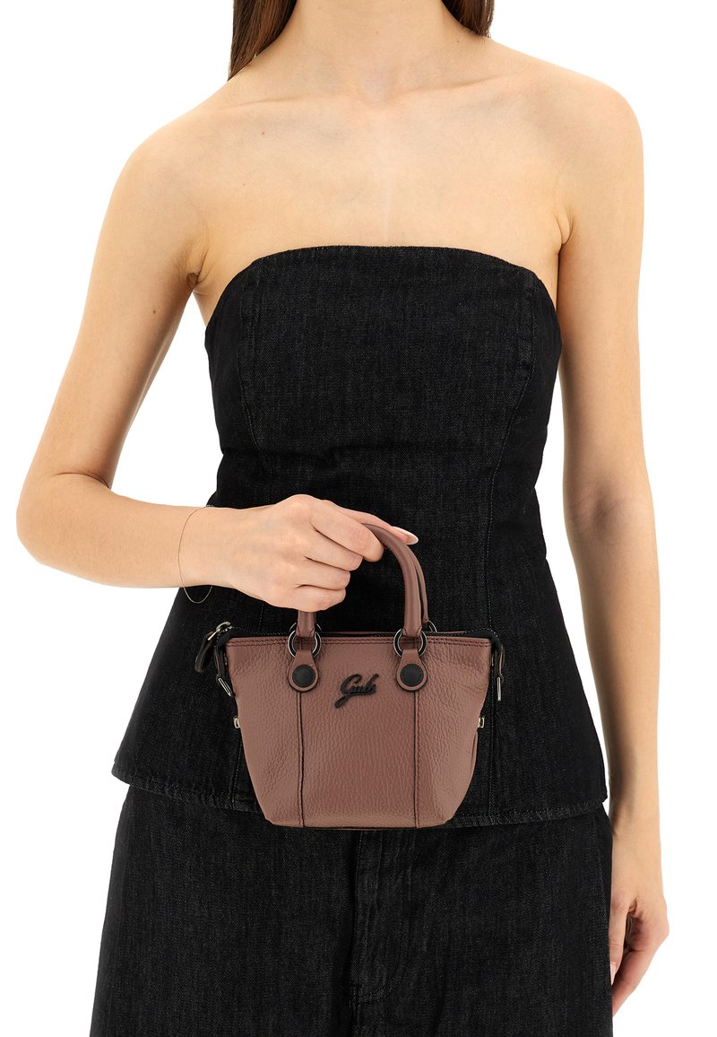 Piccola borsa in pelle marrone con due manici superiori, chiusura con zip e logo impresso. Superficie testurizzata e dettagli hardware accentuati.