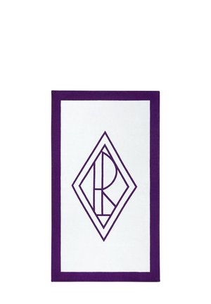 Tapis de bain blanc avec une bordure violette présentant un logo en forme de diamant au centre. Le matériau semble doux avec une texture lisse.