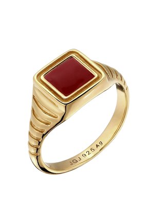 Bague de chevalière en or avec une pierre carrée rouge et des rainures diagonales gravées sur le bracelet, marquée JGJ 925 Ag à l'intérieur.