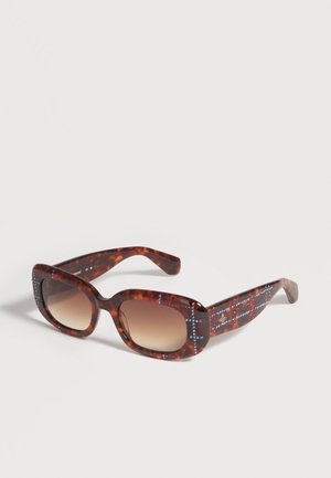 Lunettes de soleil rectangulaires écaille avec verres marron dégradés et ornements en strass rouges, blancs et bleus sur la monture et les branches.