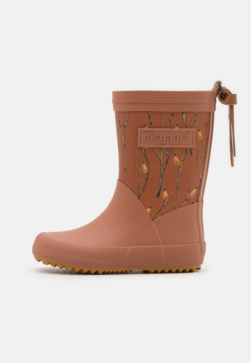 Botte de pluie en caoutchouc marron avec motif de branche florale jaune, semelle texturée et languette à l’arrière avec une boucle en cuir.