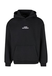 Sudadera negra con bolsillo tipo canguro, puños acanalados y capucha con cordón. Presenta texto blanco que dice "PIENSA DIFERENTE." en el pecho.
