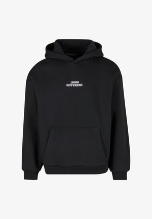 Mustaga kapuuts, kus on känguru tasku, soonilised mansetid ja reguleeritav kapuuts. Rinnal on valgete tähtedega tekst "MÕTLE TEISTMOOE."