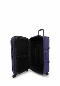 Lila Koffer mit hartem Gehäuse, doppeltem Reißverschluss, Mesh-Taschen im Inneren und einem ausziehbaren Griff. Innenfutter ist schwarz.