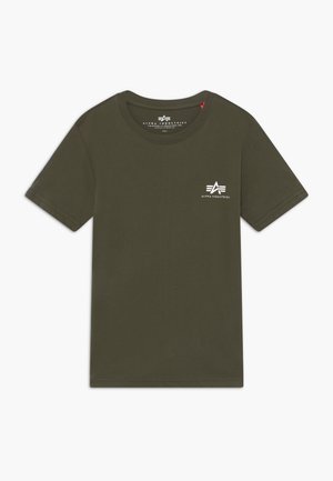 Ensfarvet olivengrøn kortærmet T-shirt med rund hals og lille hvid Alpha Industries-logo på venstre bryst.