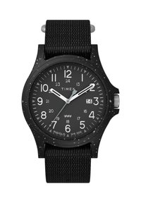 Montre Timex noire avec un boîtier rond, des marquages horaires blancs et un affichage de la date. Caractéristiques d'un bracelet noir texturé et d'accents en matériel argenté.