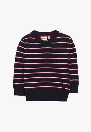 Marineblauwe V-hals trui met horizontale witte, rode en lichtblauwe strepen, geribbelde manchetten en zoom, en een klein logo vlakbij de onderzoom.