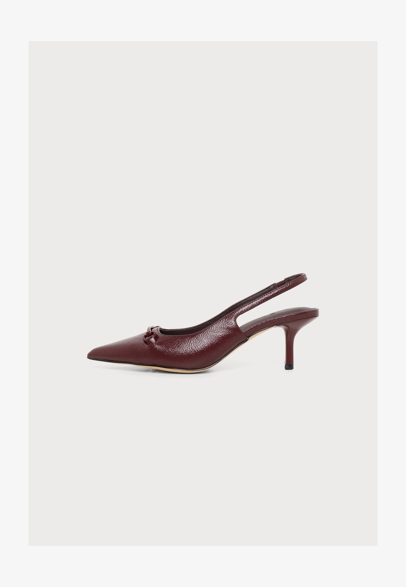 Escarpin slingback en cuir bordeaux à bout pointu, petit talon kitten et nœud décoratif sur le dessus.
