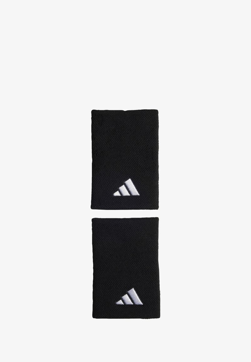 Čierne bavlnené náramky na zápästie s textúrovaným pletením, s bielym logom adidas. Každý náramok má obdĺžnikový tvar a je približne 10 cm vysoký.