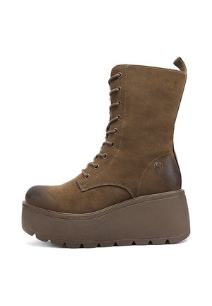 Stivaletti alla caviglia in finta suede marrone con una suola piattaforma alta, punta rotonda e chiusura con lacci. Presentano un inserto per il passaggio e dettagli cuciti.