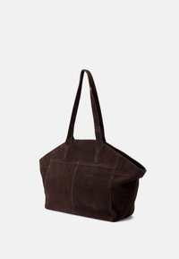 Καφέ σουέτ τσάντα tote με δύο μακριές λαβές, ευρεία είσοδο και ραμμένες λεπτομέρειες. Μαλακή υφή και ευρύχωρος σχεδιασμός.