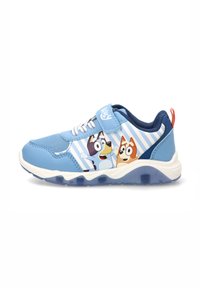 Zapatillas infantiles azules con una combinación de materiales lisos y texturizados, que incluyen un estampado de personaje, rayas blancas en contraste y una correa de velcro.