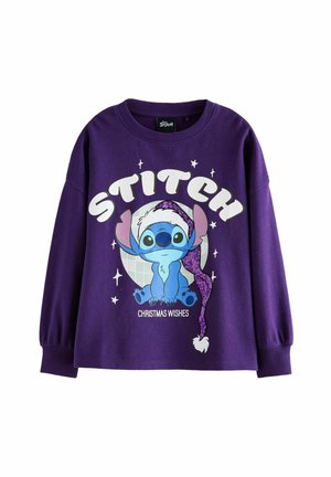 Lilla langærmet skjorte med blå Stitch, der har en lilla glitrende julemandshue på, samt teksten "STITCH" og "CHRISTMAS WISHES" foran.