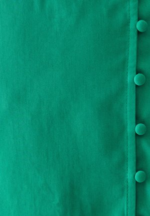 Groene stof met een gladde textuur, met een rij ronde knopen langs de rechterrand. De stof vertoont een lichte diagonale weefpatroon.