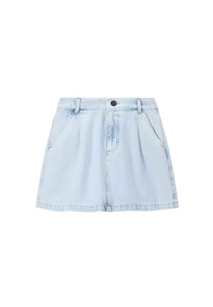 Lichtblauwe denim rok met een rechte silhouet, twee voorzakken, een knoopsluiting en een zoom die halverwege de dij valt. Glad van textuur.