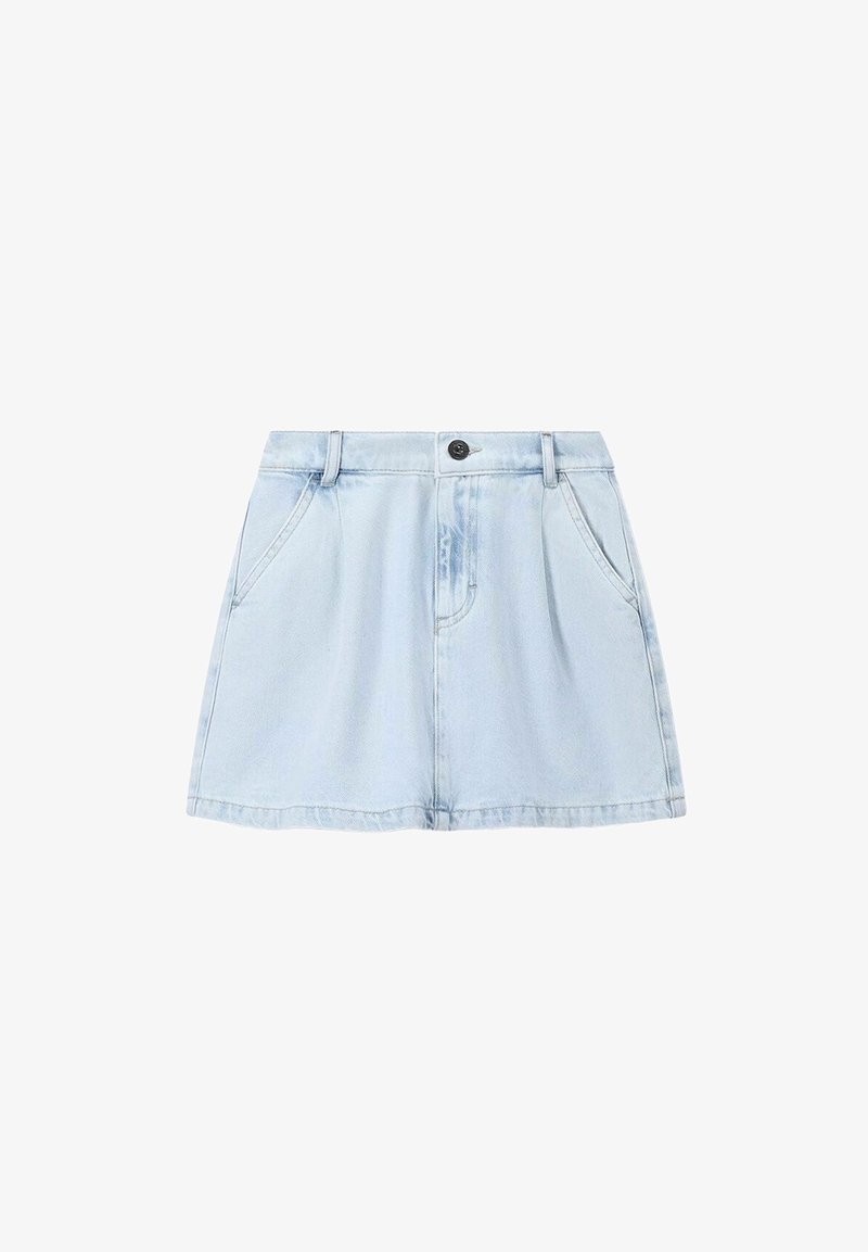 Hellblauer Denimrock mit gerader Silhouette, zwei vorderen Taschen, einem Knopfverschluss und einem Saum, der bis zur Mitte des Oberschenkels reicht. Glatte Textur.