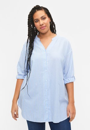 Zizzi STRIPED WITH 3/4 SLEEVES - Skjortebluser - marina w stripe