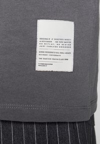 Jack & Jones JORBLOKE TEE CREW NECK - T-shirt estampada - asphalt