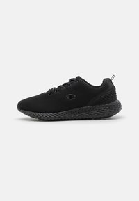 Scarpe sportive nere con tomaia in rete, punta arrotondata e suola testurizzata. Le caratteristiche includono lacci, logo e linguetta sul tallone per una facile calzata.