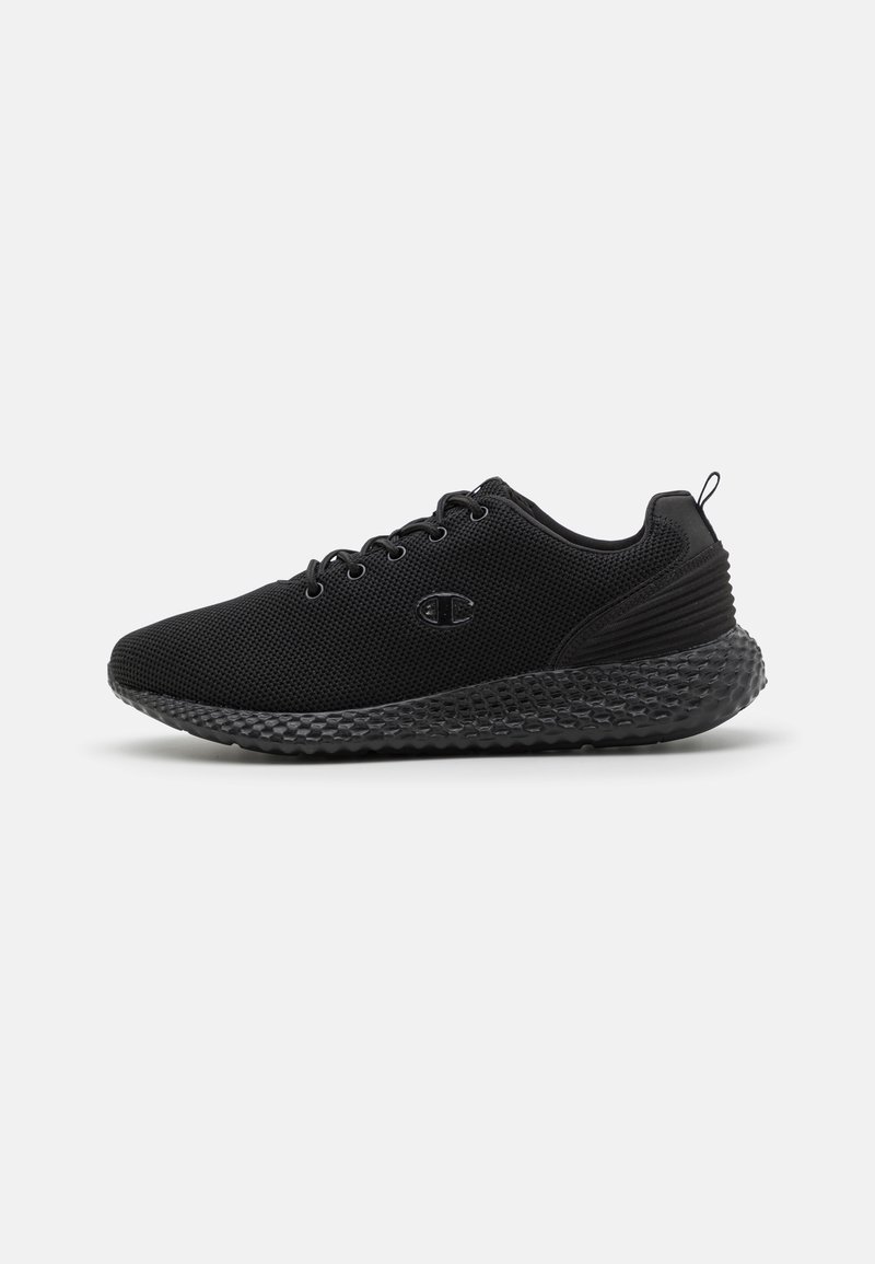 Scarpe sportive nere con tomaia in rete, punta arrotondata e suola testurizzata. Le caratteristiche includono lacci, logo e linguetta sul tallone per una facile calzata.