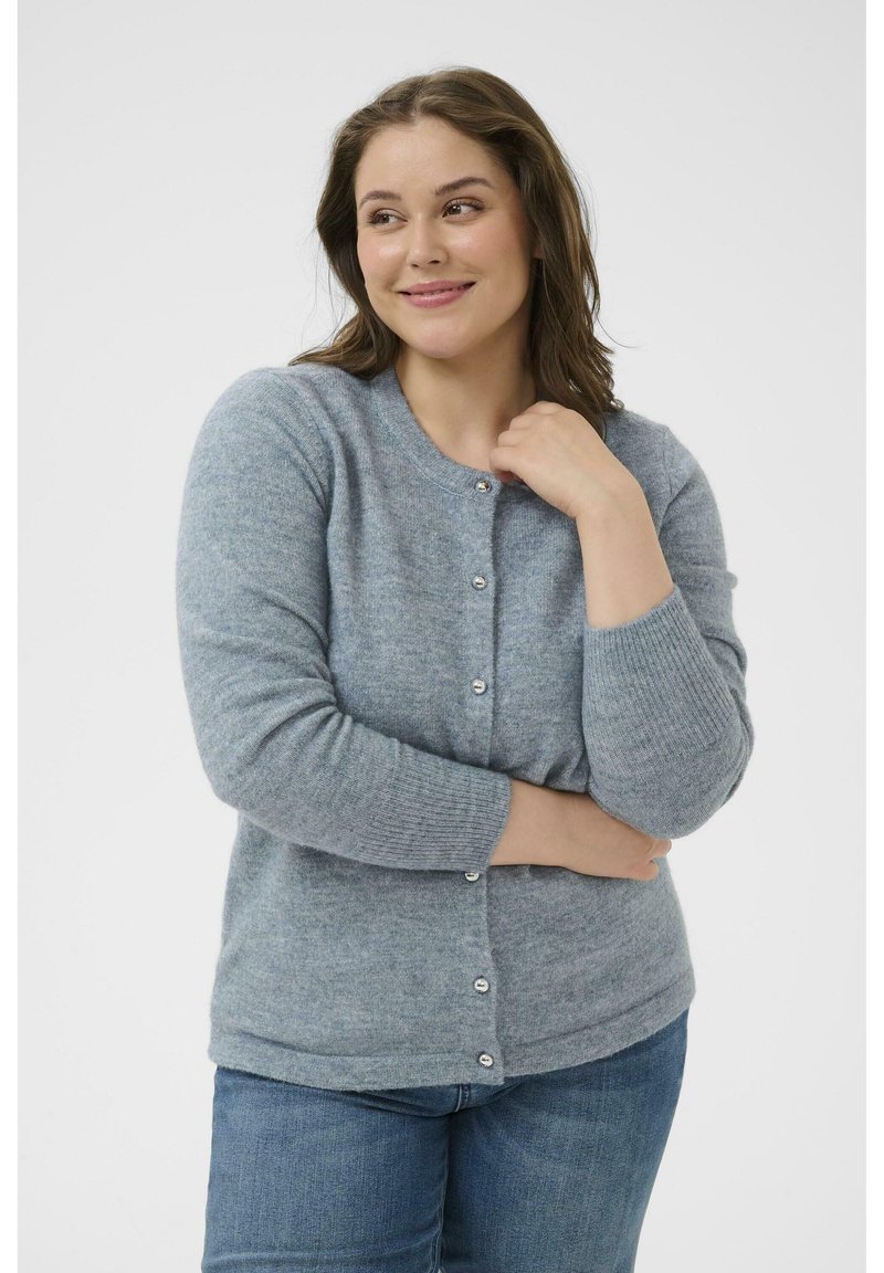 Cardigan in lana grigio chiaro con maniche lunghe, scollatura rotonda e chiusura frontale con cinque bottoni. Texture morbida, silhouette aderente, polsini a costine.
