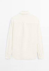 Langarmshirt van off-white stof, met een kraag, knoopmanchetten en een centrale rugplooien, met een gladde textuur en een casual ontwerp.