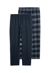 Dwie pary spodni piżamowych: jedna z ciemnymi pionowymi paskami, a druga w ciemną kratkę, obie z elastycznymi paskami w talii.