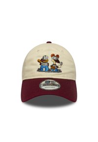 Căciulă de baseball crem cu bor de culoare marsala, decorată cu personaje de desene animate brodate și o curea ajustabilă în spate.