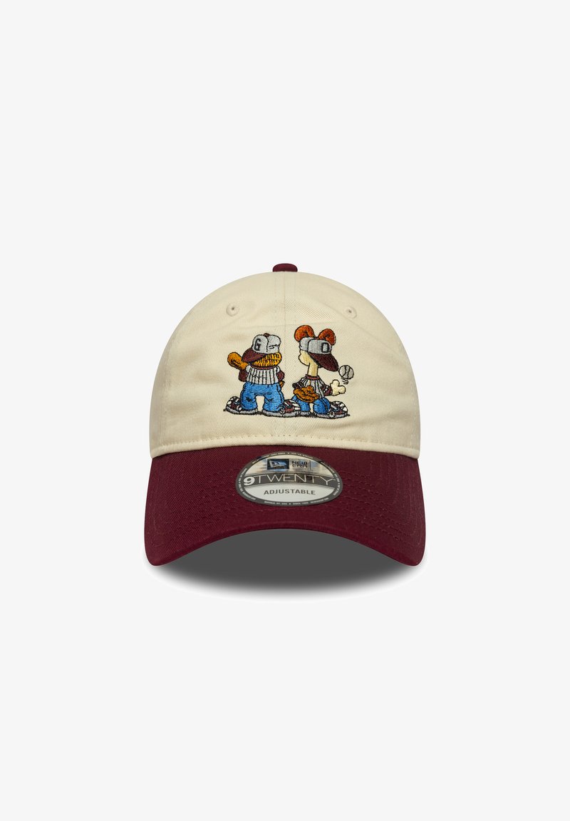 Gorra de béisbol crema con visera en burdeos, decorada con personajes de dibujos animados bordados y una correa ajustable en la parte posterior.