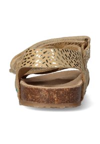 Sandalia marrón con una banda dorada perforada y suela de corcho. Presenta una plantilla texturizada y un diseño suave y flexible para mayor comodidad.