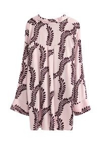 Svævende lyserød bluse med et mørkebrun bladmønster, lange ærmer, rund halsudskæring og rynkedetalje ved barmen.