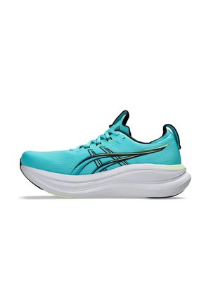 Chaussure de course bleu clair avec des bandes noires et dorées, semelle blanche épaisse et doublure intérieure noire, vue de la face extérieure sur fond blanc.