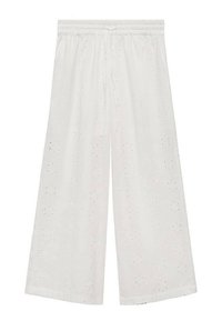 Pantaloni albi cu croi larg, dotati cu un brâu elastic, prezentând decupaje cu broderie florală pe întreaga suprafață pentru un plus de textură și detalii.