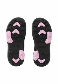 Czarne gumowe podeszwy butów z różowymi wzorami trakcyjnymi, z różnymi kształtami geometrycznymi i logo "reima" na środku.