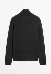 Donkergrijze trui met hoge hals, geribbelde textuur en lange mouwen. Voorzien van een eenvoudig, naadloos ontwerp zonder zichtbare sluitingen.