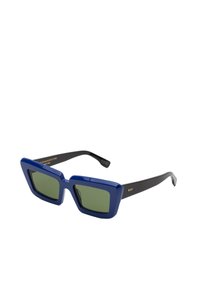 Occhiali da sole blu a forma quadrata con lenti verdi, caratterizzati da una montatura in plastica audace e braccia nere. Dettaglio del logo dorato sulla tempia.