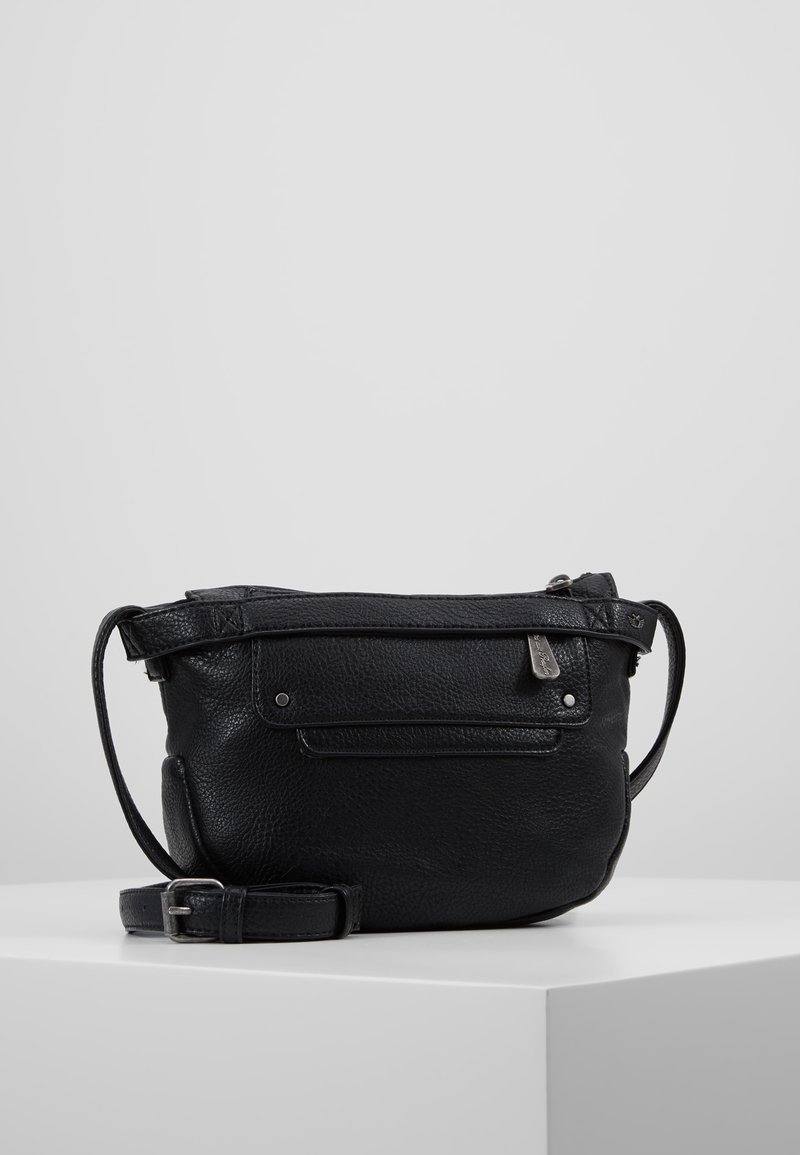 Borsa a tracolla in pelle nera con una texture granulosa, chiusura a zip, tasca frontale e tracolla regolabile. Dettagli metallici completano il design.