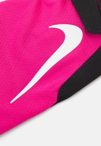Mână de sport roz cu un logo alb Nike swoosh, având un accent negru la încheietură. Fabricată din material sintetic texturat.