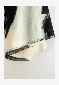 Vybrané, black white floral