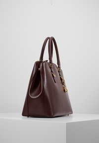 Lauren Ralph Lauren Axelremsväska - bordeaux