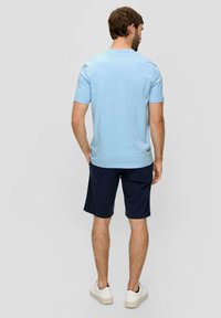 s.Oliver MIT GROSSEM LABEL - T-shirt print - himmelblau