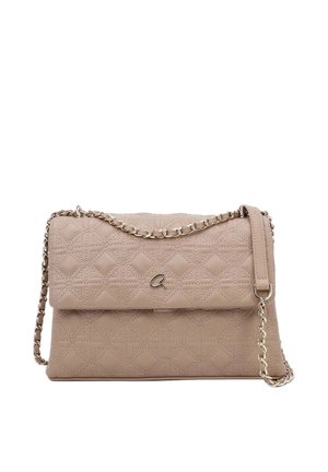 Borsa a tracolla in pelle trapuntata beige con tracolla a catena dorata e piccolo logo dorato sulla patta anteriore.