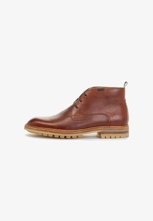 Stivaletti in pelle marrone con finitura texturizzata, caratterizzati da una punta rotonda, tre asole e una leggera suola in gomma con un motivo antiscivolo.