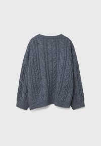 Mörkgrå kabelstickad tröja med lös passform, rund hals och ribbade fållar. Har tjockt garn och framträdande strukturerade mönster.